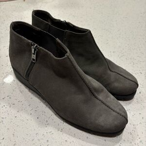 Aerosoles gray suede leather booties size 7